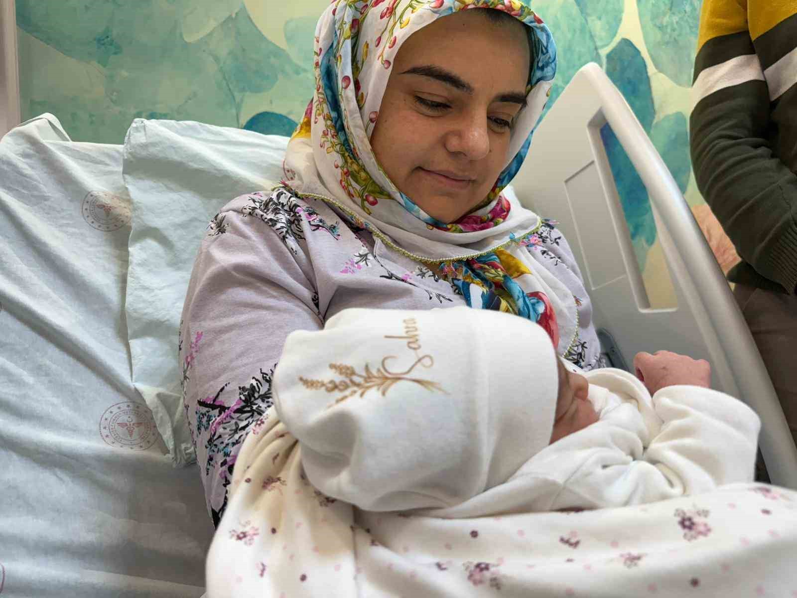 8 yillik evlat hasreti yilbasinda son buldu tuncelide 2026nin ilk bebegi sahra dunyaya gozlerini r5v3hDRm