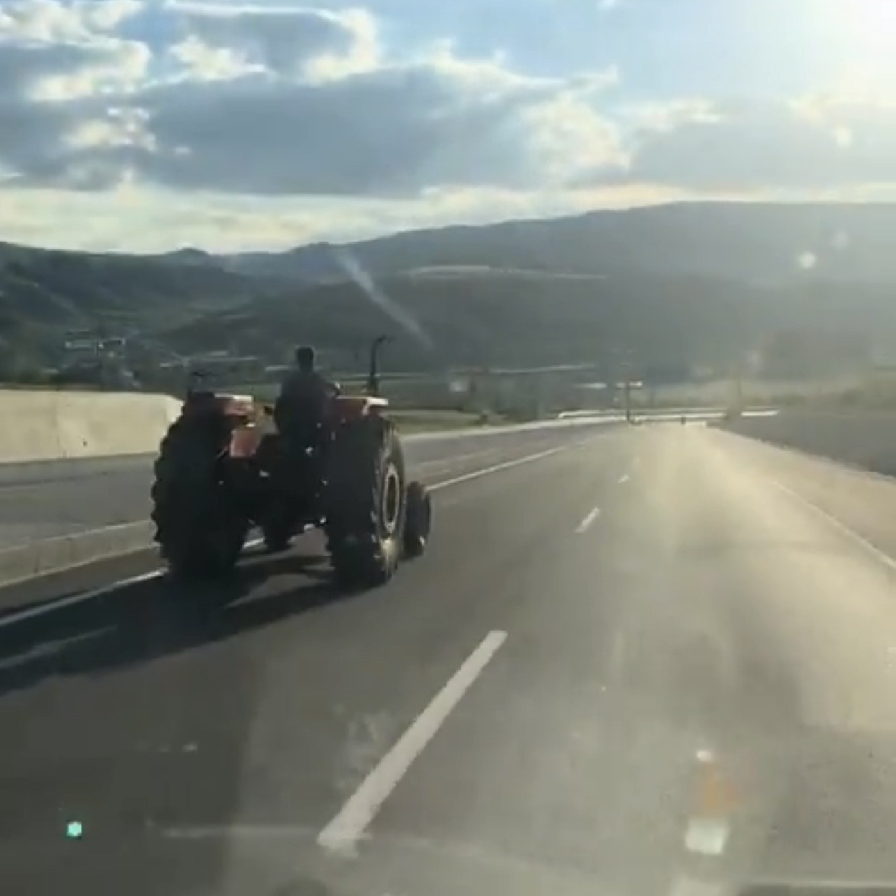 80 kilometre hizla giden araci sollayan traktor surucusu kamerada 0 hcpGDeK4