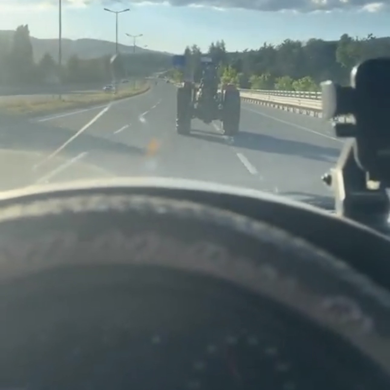 80 kilometre hizla giden araci sollayan traktor surucusu kamerada 1 ShTaUQmM