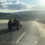 80-kilometre-hizla-giden-araci-sollayan-traktor-surucusu-kamerada-tdL3cULJ.jpg