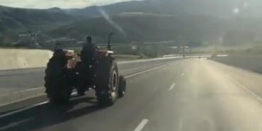 80-kilometre-hizla-giden-araci-sollayan-traktor-surucusu-kamerada-tdL3cULJ.jpg