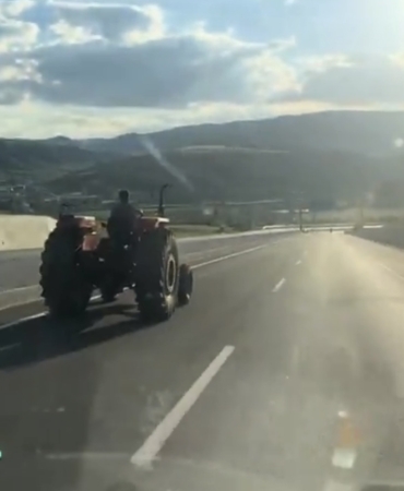 80-kilometre-hizla-giden-araci-sollayan-traktor-surucusu-kamerada-tdL3cULJ.jpg