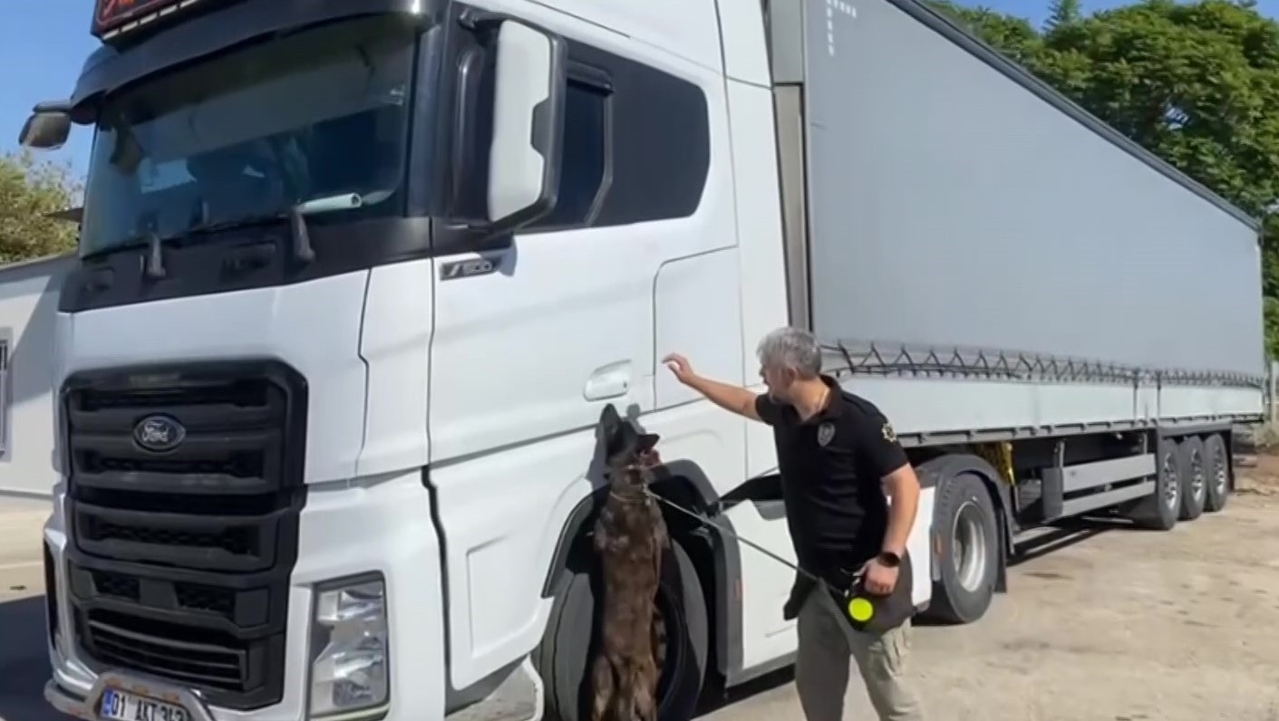 80 milyonluk uyuşturucu yakalatan kuşkulu: "Arkadaşım ’götürür müsün’ dedi, ben de kıramadım" 1 80 milyonluk uyusturucu yakalatan kuskulu arkadasim goturur musun dedi ben de kiramadim 0 ataYbgpf