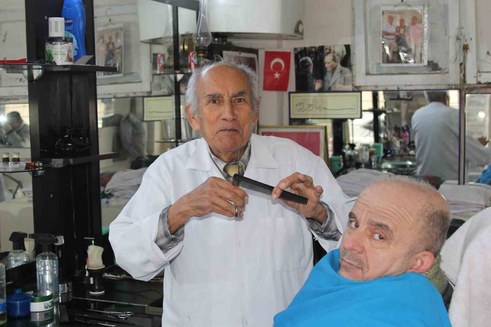 80 yasinda 66 yildir berber 2 pZhXnFDv