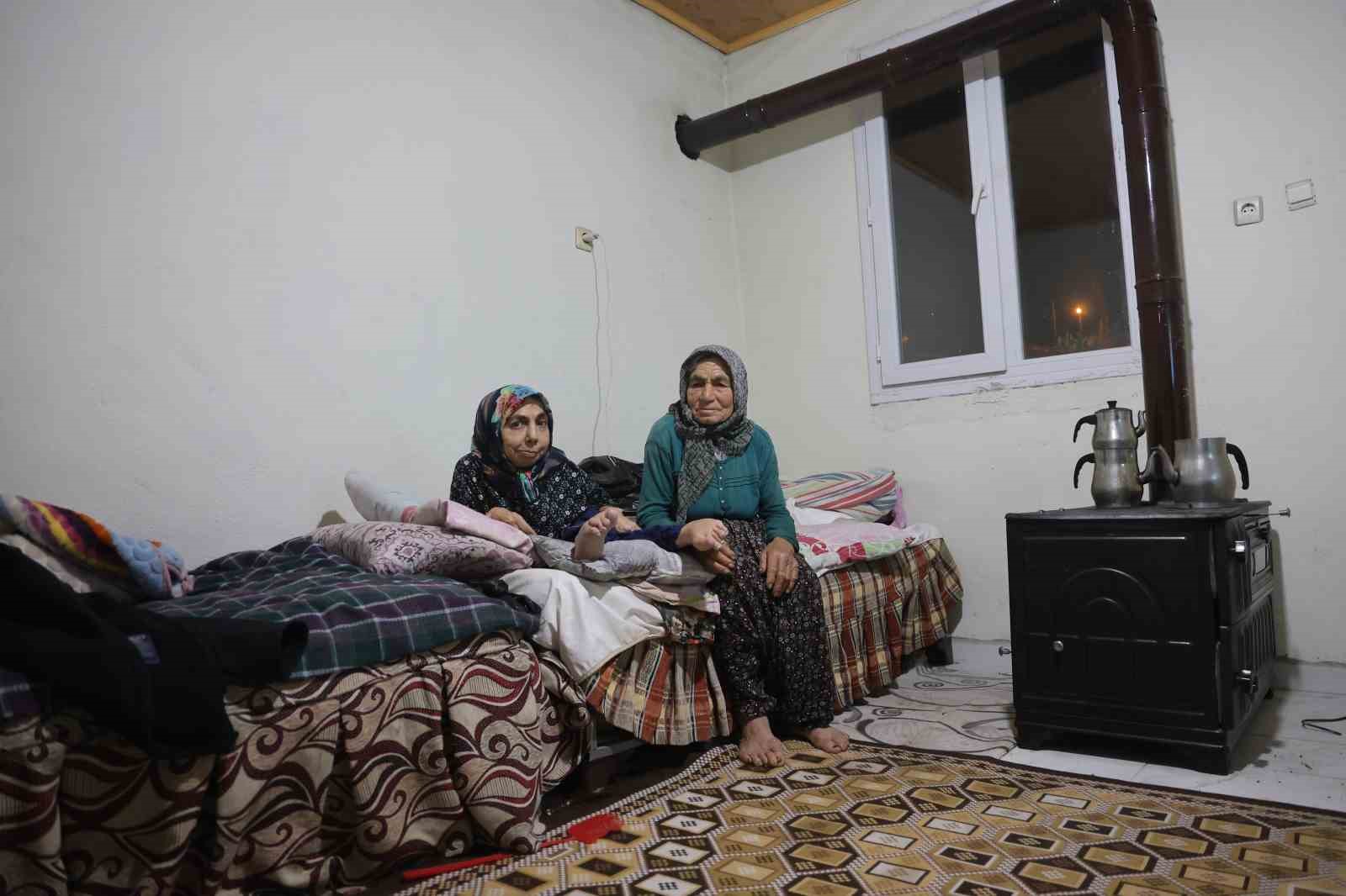 80 yasindaki anne 61 yasindaki bedensel engelli kizina omrunu adadi 1 6nI3dfYe