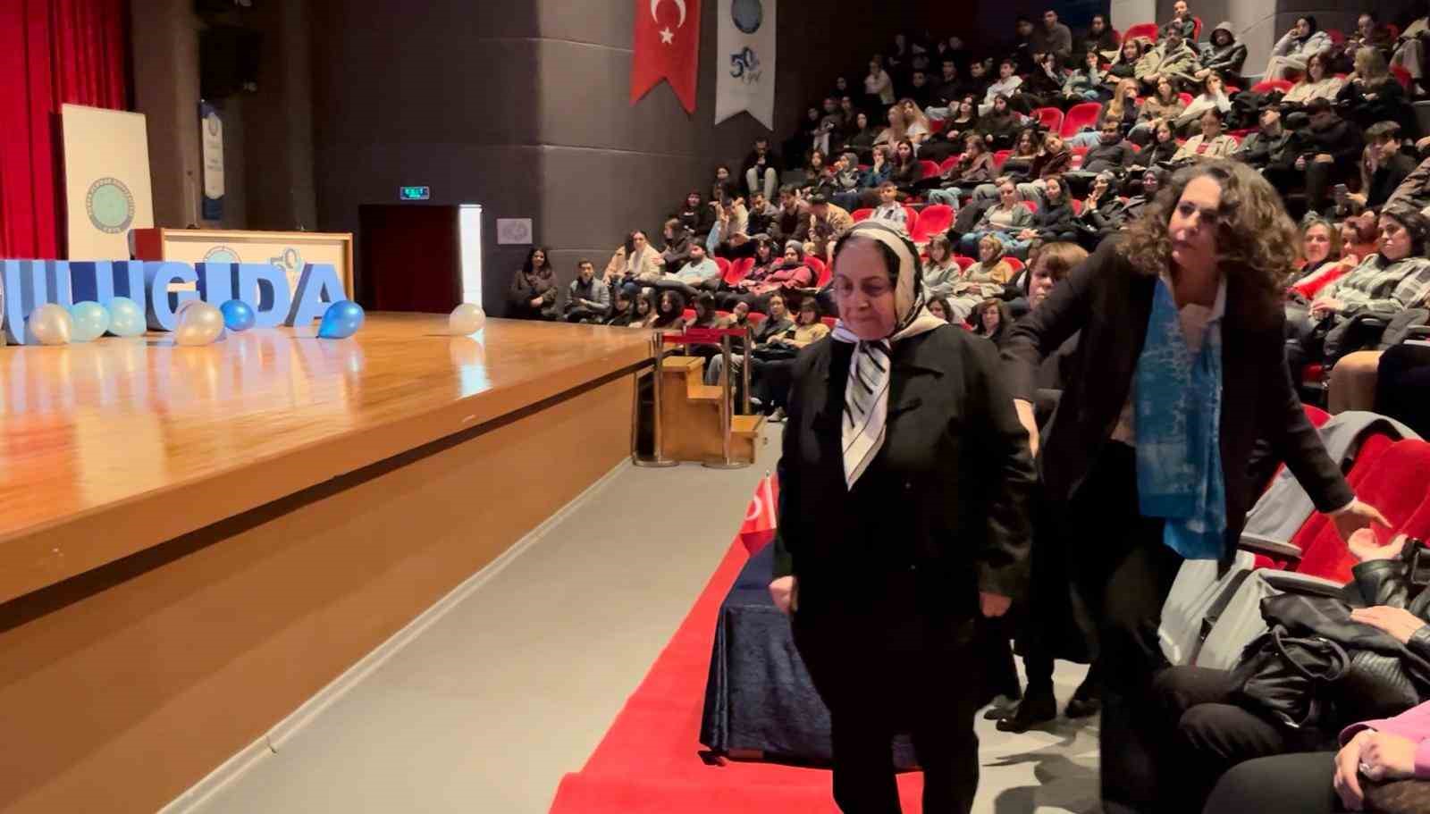 80 yasindaki emekli ogretmen kansere yenik dusen profesor kizini gozyaslariyla andi 0 SmmN2NeV