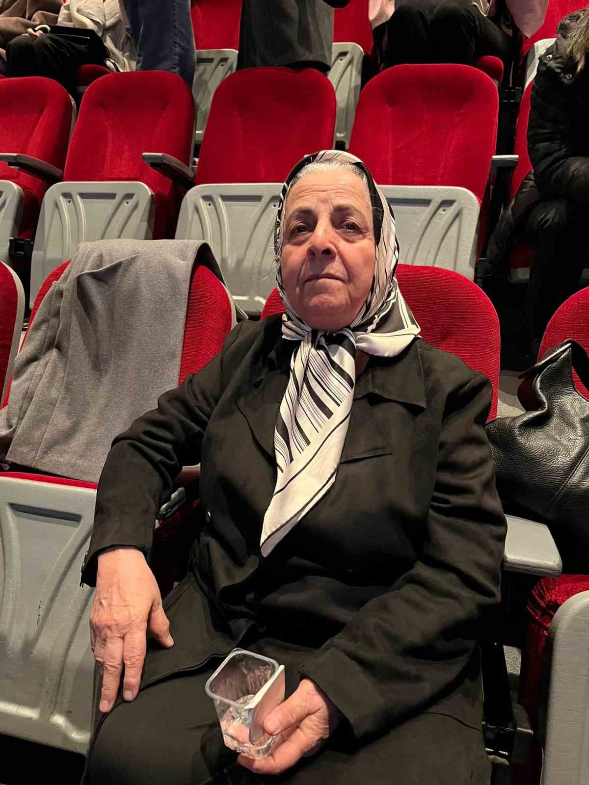 80 yasindaki emekli ogretmen kansere yenik dusen profesor kizini gozyaslariyla andi 2 TzPBSEIw
