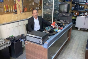 80ler-sokaginin-zamana-direnen-son-ustasi-yarim-asirdir-gecmisin-sesini-onariyor-1jz9Rq2l.jpg