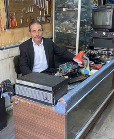 80ler-sokaginin-zamana-direnen-son-ustasi-yarim-asirdir-gecmisin-sesini-onariyor-1jz9Rq2l.jpg