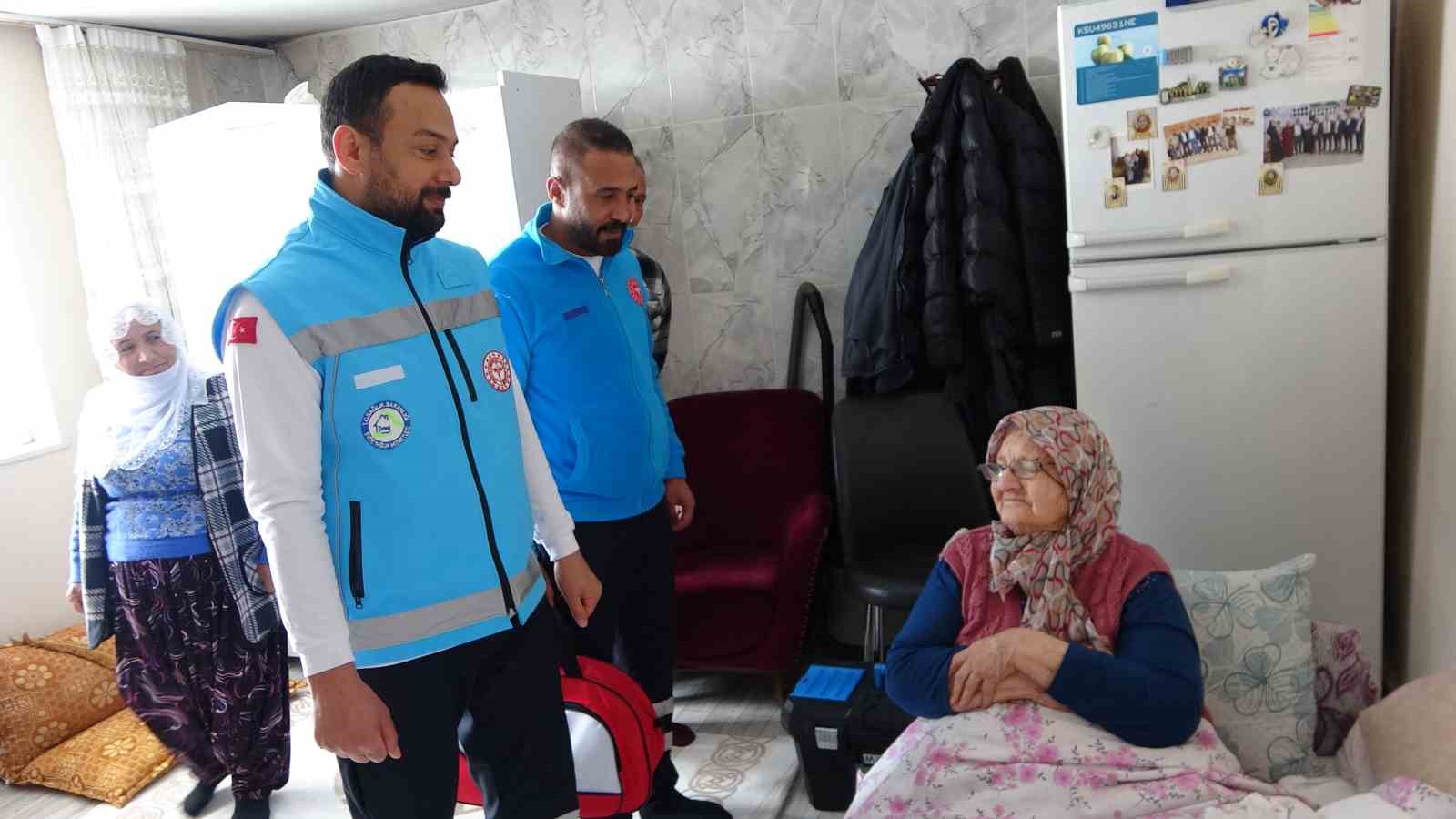 81 yasindaki hastaya evinde dis tedavisi hizmeti 2 sK2kdekl