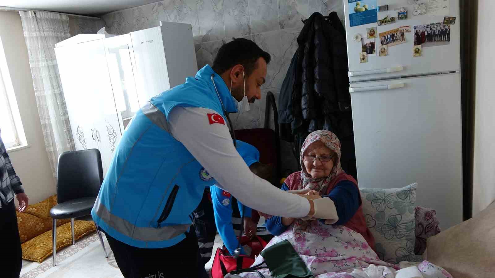 81 yasindaki hastaya evinde dis tedavisi hizmeti 3 ti39pYpl