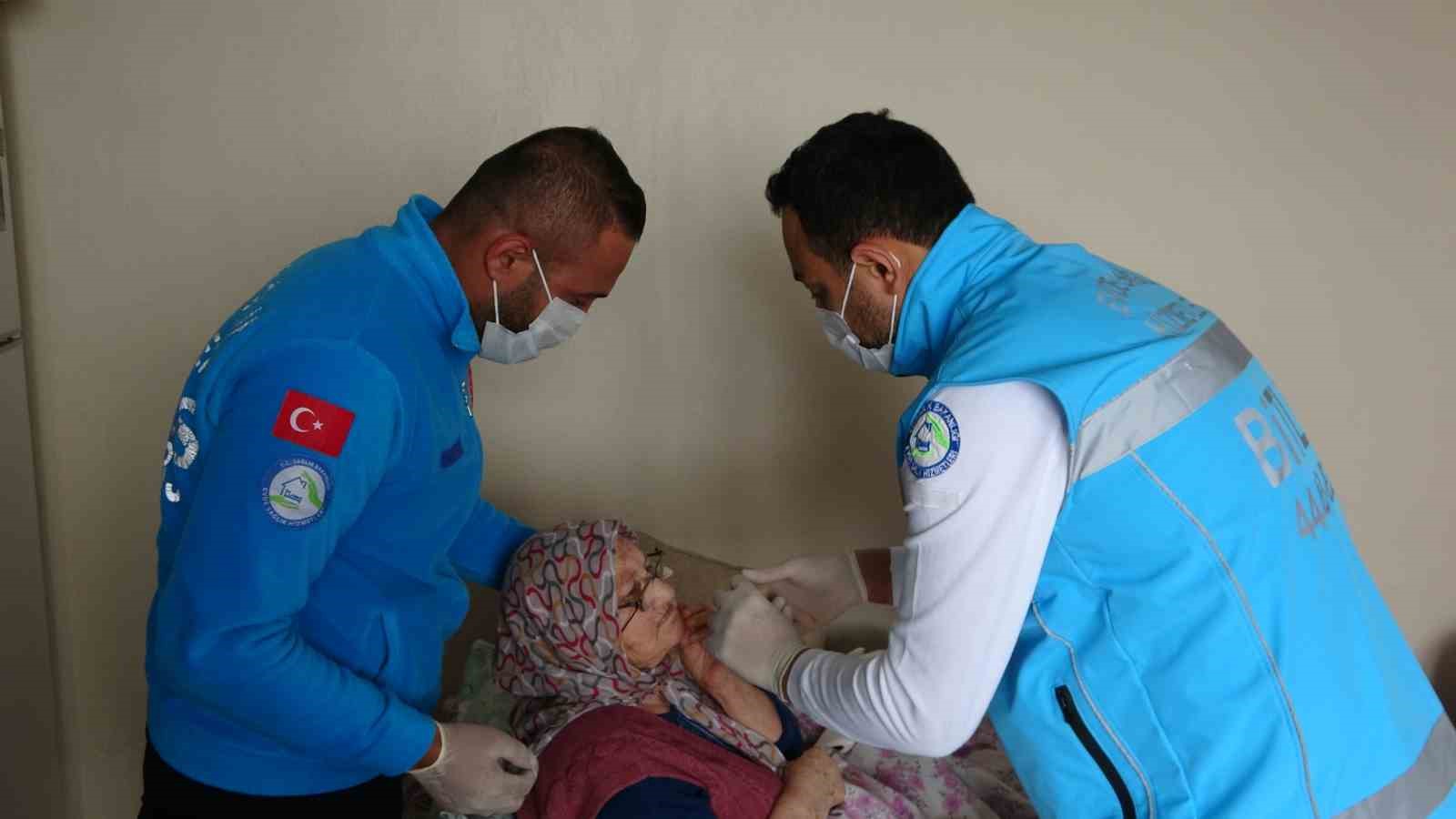 81 yasindaki hastaya evinde dis tedavisi hizmeti 5 Ll68Adbn