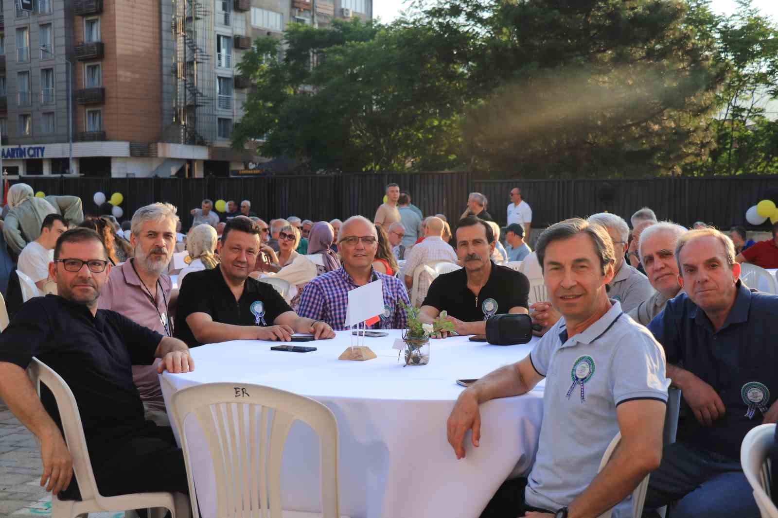 83 yasindaki ogretmen yillar sonra ogrencileriyle bulustu 0 Di3c6CzN
