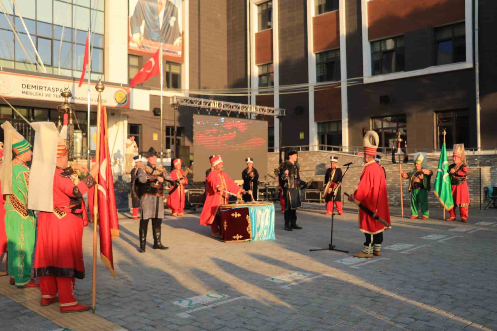 83 yasindaki ogretmen yillar sonra ogrencileriyle bulustu 2 N8t6U3kU