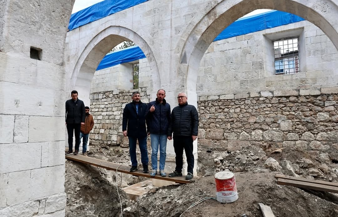 833 yıllık tarihi caminin restorasyonu titizlikle devam ediyor 4 833 yillik tarihi caminin restorasyonu titizlikle devam ediyor 0