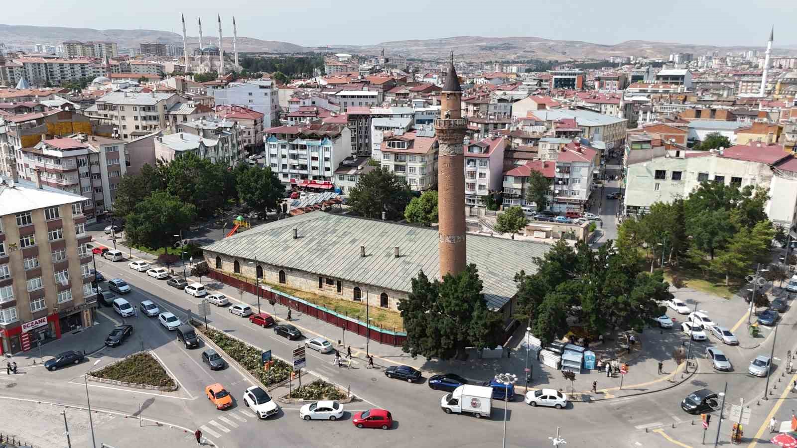 833 yıllık tarihi caminin restorasyonu titizlikle devam ediyor 5 833 yillik tarihi caminin restorasyonu titizlikle devam ediyor 1