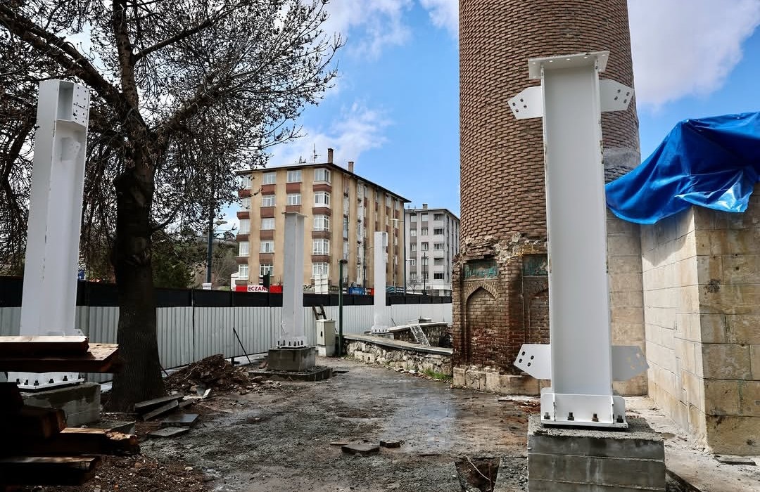 833 yıllık tarihi caminin restorasyonu titizlikle devam ediyor 6 833 yillik tarihi caminin restorasyonu titizlikle devam ediyor 2 jQMgvbPR