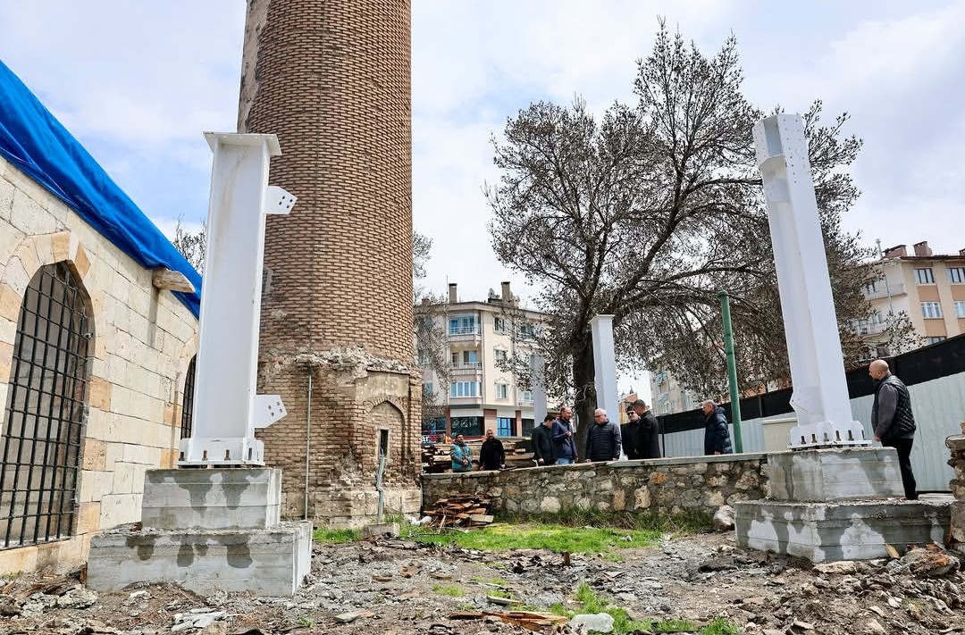833 yıllık tarihi caminin restorasyonu titizlikle devam ediyor 7 833 yillik tarihi caminin restorasyonu titizlikle devam ediyor 3 yOhyblME