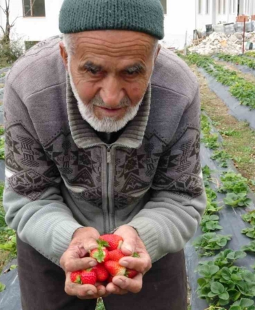 85-yasindaki-ibrahim-dede-hayir-bahcesinde-yetistirdigi-meyve-ve-sebzeleri-ucretsiz-ikram-ediyor-cKGFlqeC.jpg