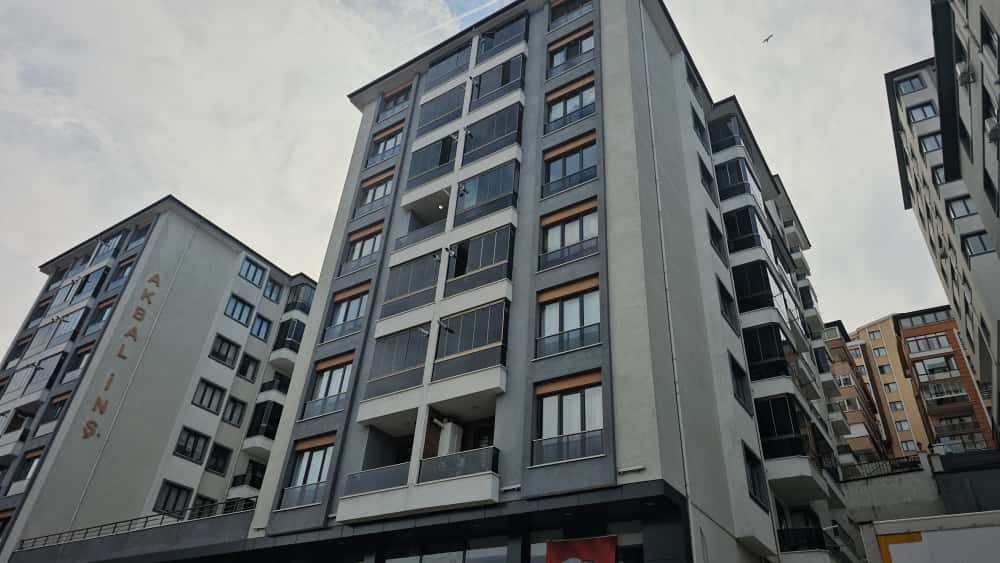 85 yaşındaki kadın dördüncü kattan belediye başkanının makam aracının üzerine düştü 5 85 yasindaki kadin dorduncu kattan belediye baskaninin makam aracinin uzerine dustu 1 WBB6F1sI