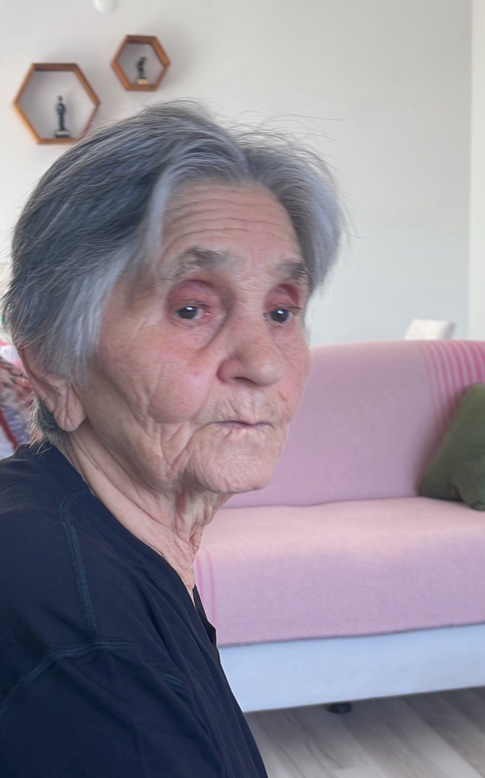 85 yaşındaki kadın dördüncü kattan belediye başkanının makam aracının üzerine düştü 6 85 yasindaki kadin dorduncu kattan belediye baskaninin makam aracinin uzerine dustu 2