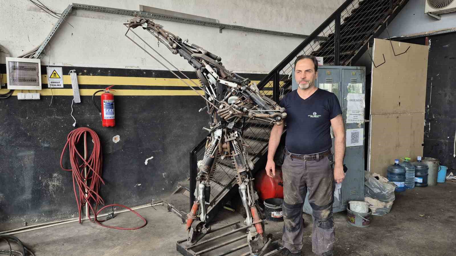 850 parça hurdayı birleştirdi, 200 kiloluk metal figür yaptı 6 850 parca hurdayi birlestirdi 200 kiloluk metal figur yapti 2 zCuBaKhu