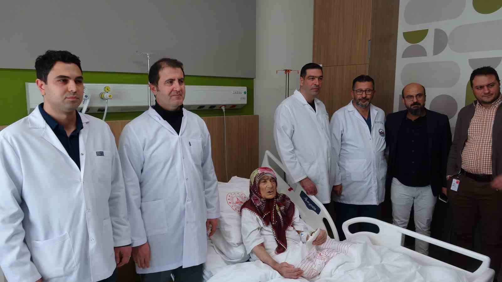 87 yasindaki hastanin karnindan 45 kilogramlik tumor cikarildi 0 3zbUIQG7