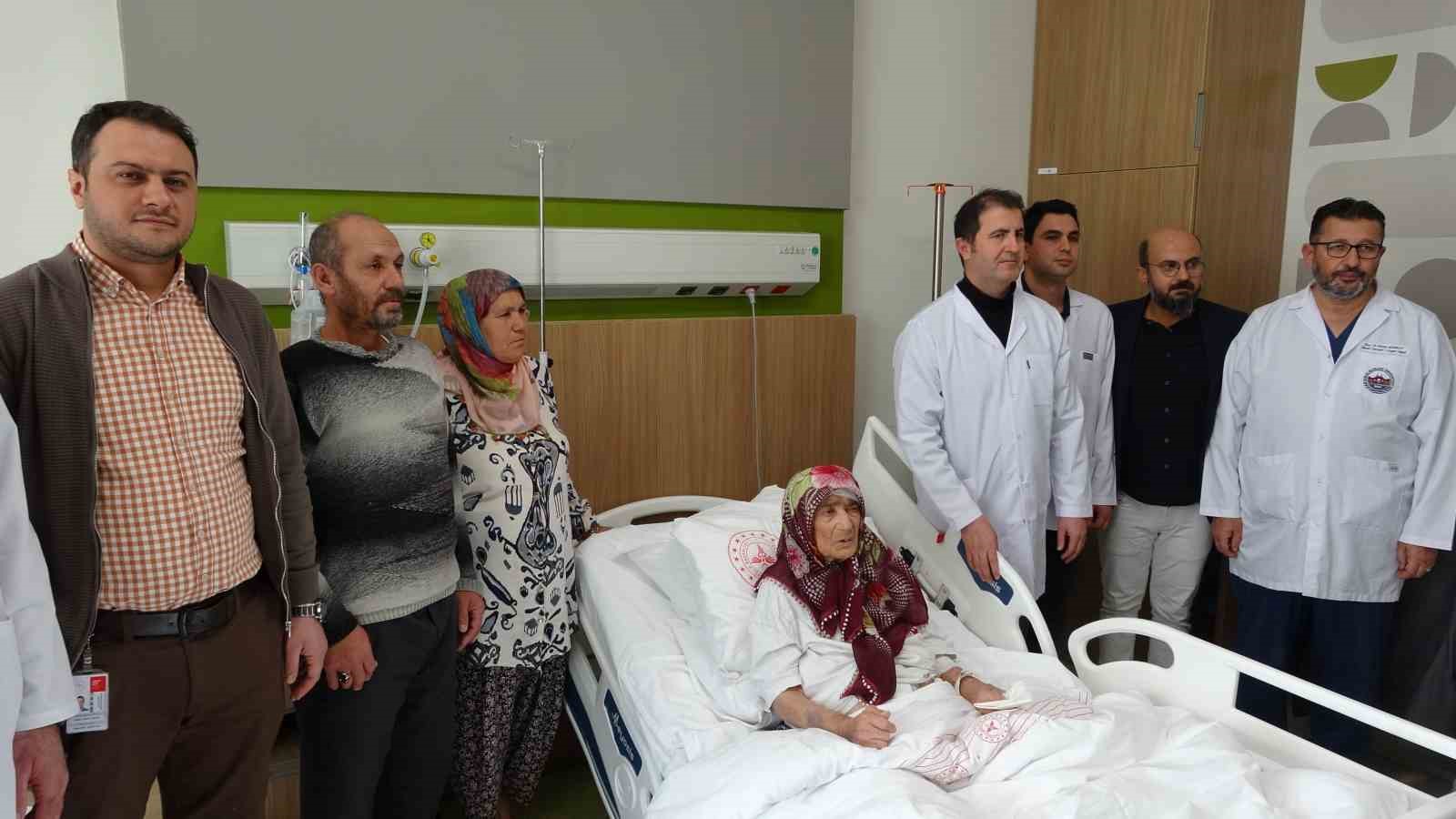 87 yasindaki hastanin karnindan 45 kilogramlik tumor cikarildi 1 DrZCkJRp