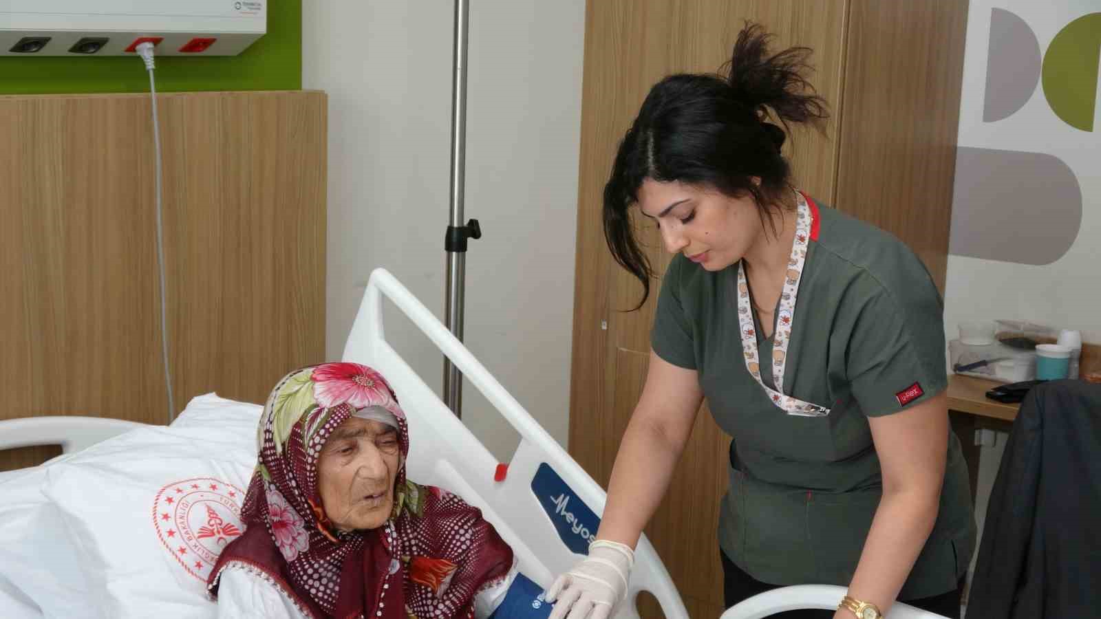 87 yasindaki hastanin karnindan 45 kilogramlik tumor cikarildi 2