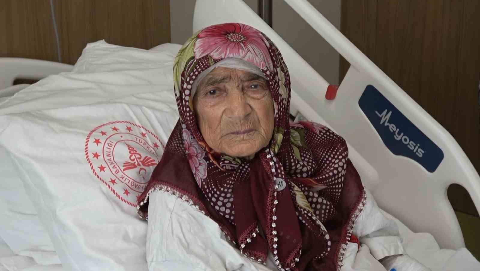 87 yasindaki hastanin karnindan 45 kilogramlik tumor cikarildi 3 PgXkzPW7