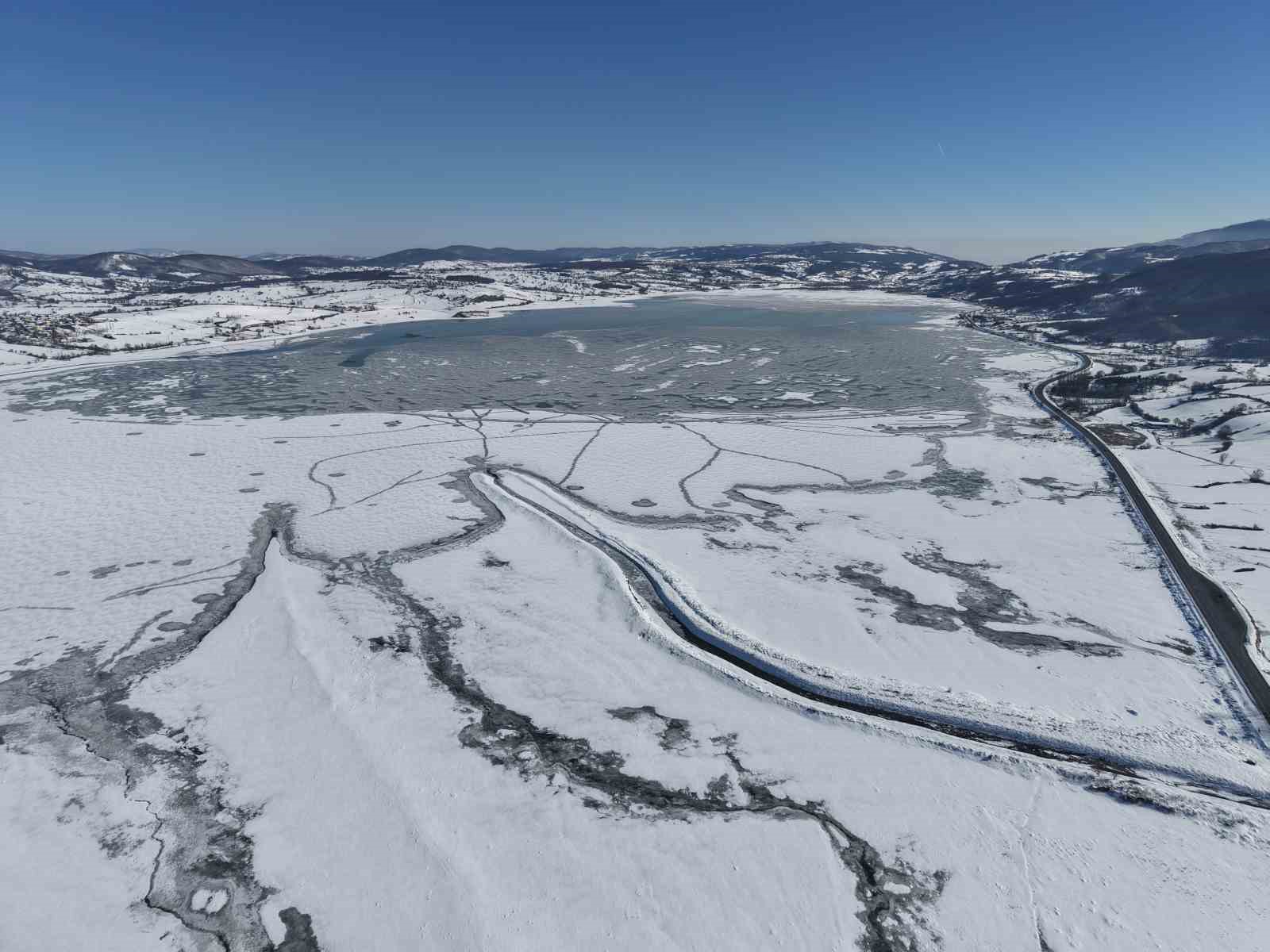 870 hektarlık Ladik Gölü buz tuttu: Kar yağışı göle can suyu oldu 9 870 hektarlik ladik golu buz tuttu kar yagisi gole can suyu oldu 5 HrAiJzdL