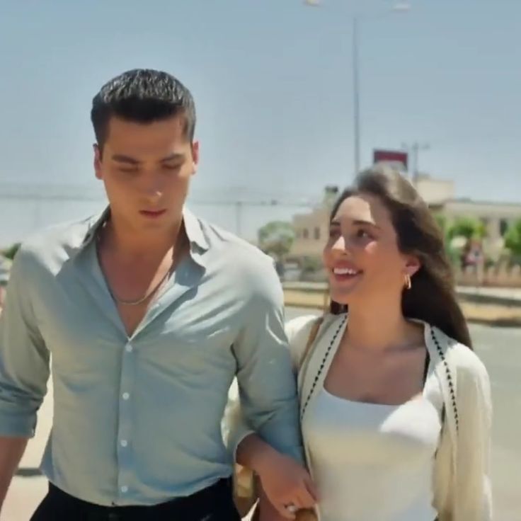 Uzak Şehir’de İpek karakterine hayat veren Çağla Şimşek, Harper’s Bazaar Woman of the Year 2025 gecesinde adeta parladı.