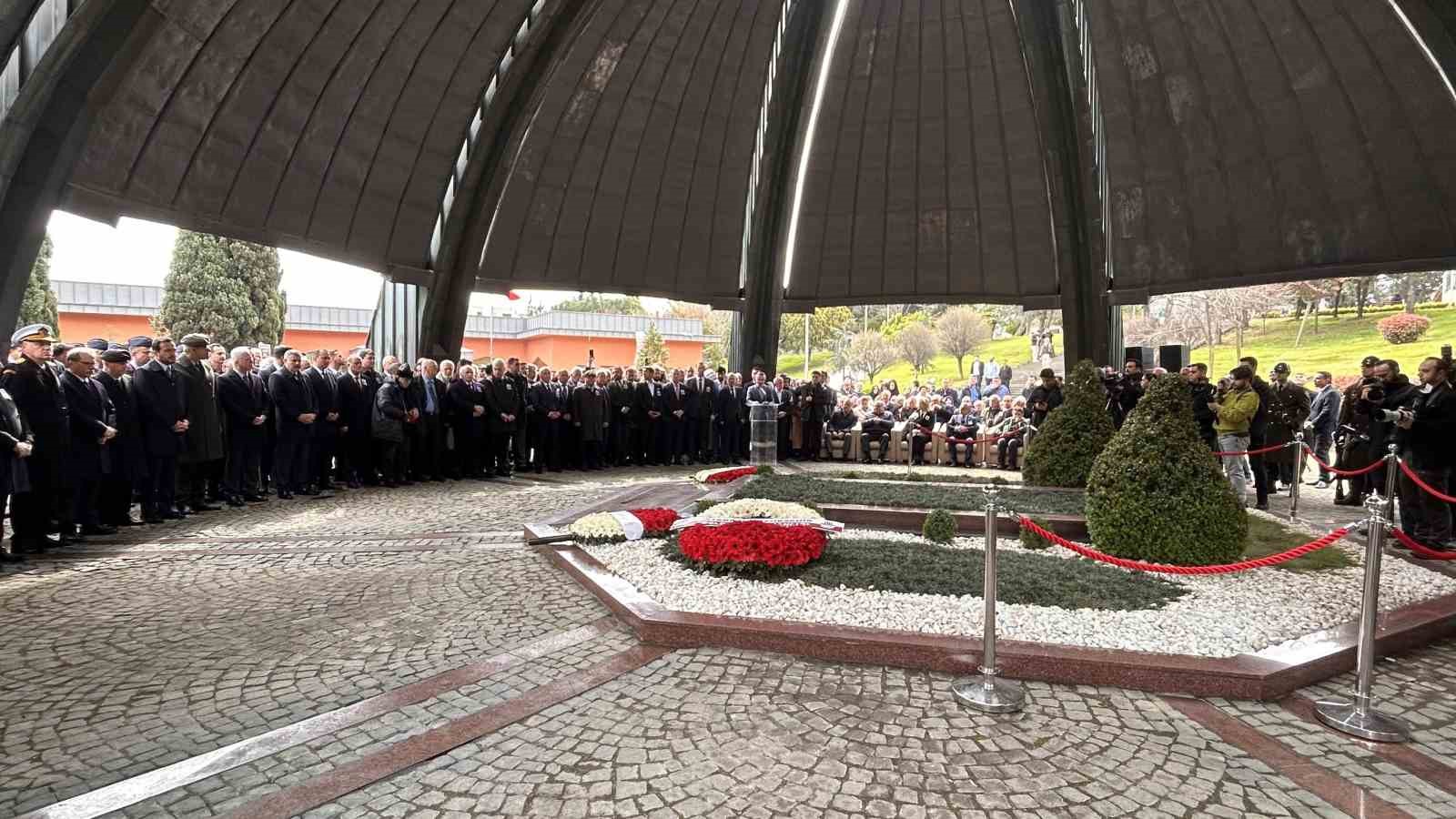 8inci cumhurbaskani turgut ozal vefatinin 33uncu seneyi devriyesinde kabri basinda anildi 0 gGu3bc5R