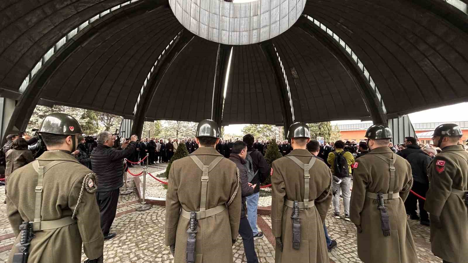 8inci cumhurbaskani turgut ozal vefatinin 33uncu seneyi devriyesinde kabri basinda anildi 2 hvTb9gvl