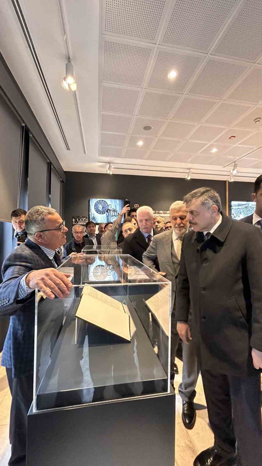 8inci cumhurbaskani turgut ozal vefatinin 33uncu seneyi devriyesinde kabri basinda anildi 4 mzAOLtvc