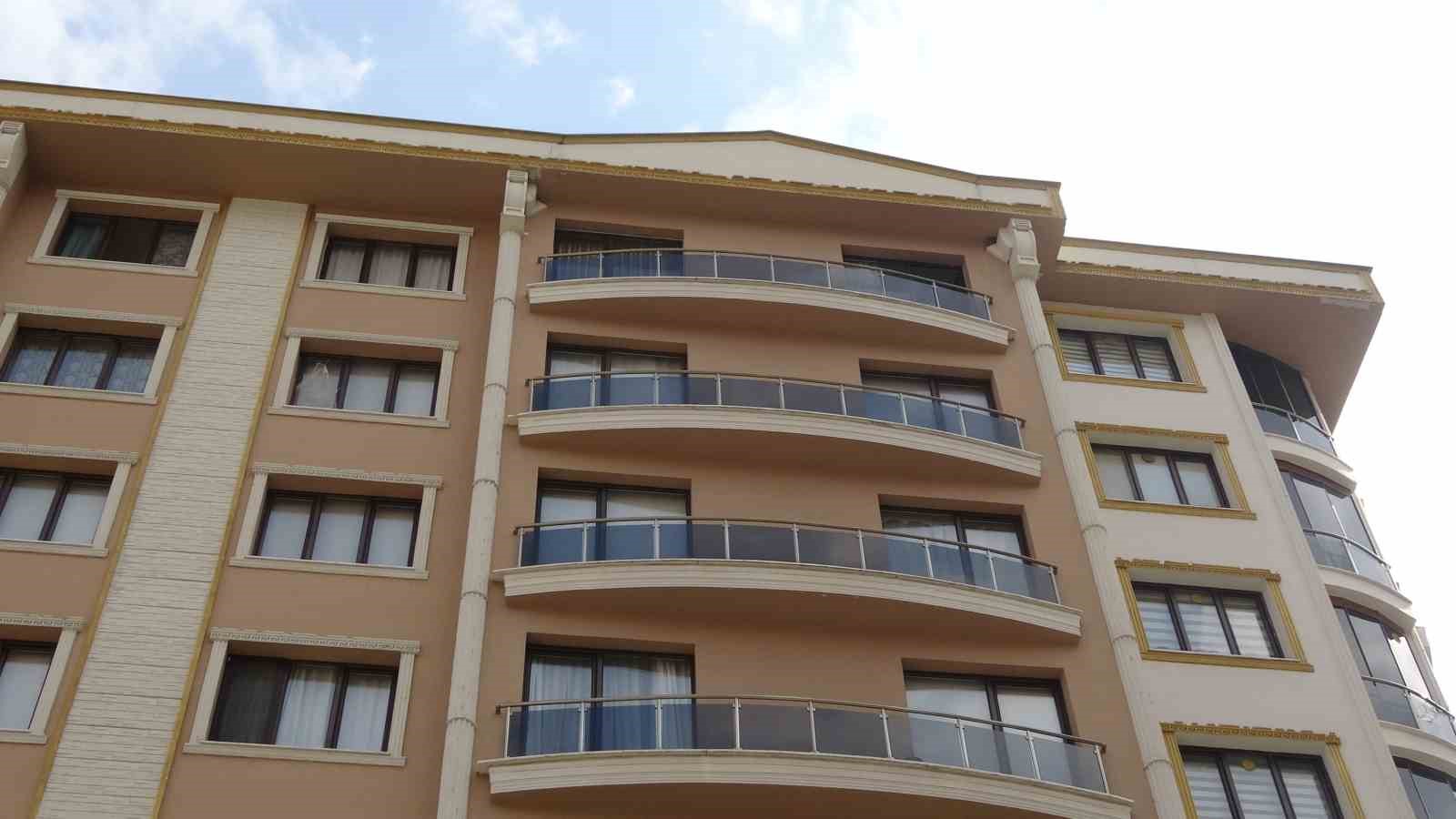 8inci kattaki balkondan dusen genc hayatini kaybetti 2 9wNA8laq