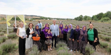 8inci-lavanta-hasat-senligi-renkli-goruntulere-sahne-oldu-A7IpZ6fg.jpg