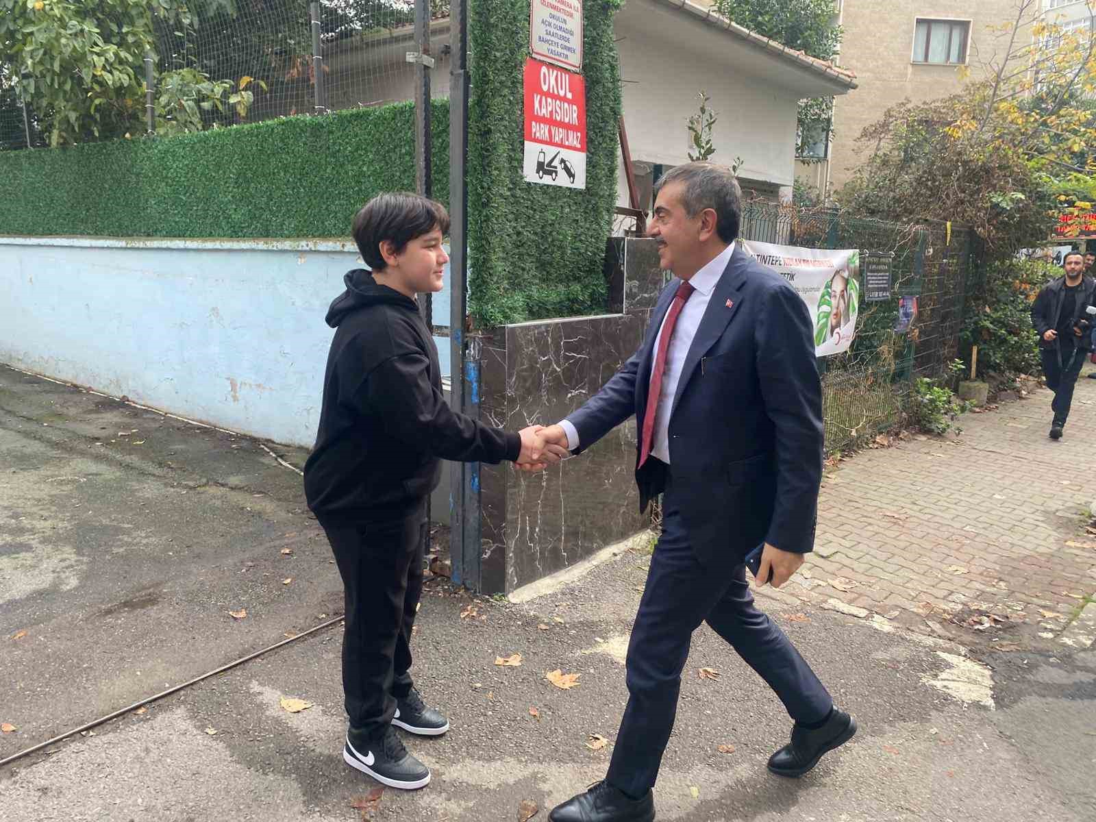 8inci sinif ogrencisinin davetine bakan tekinden surpriz ziyaret 0 i7HEngvQ