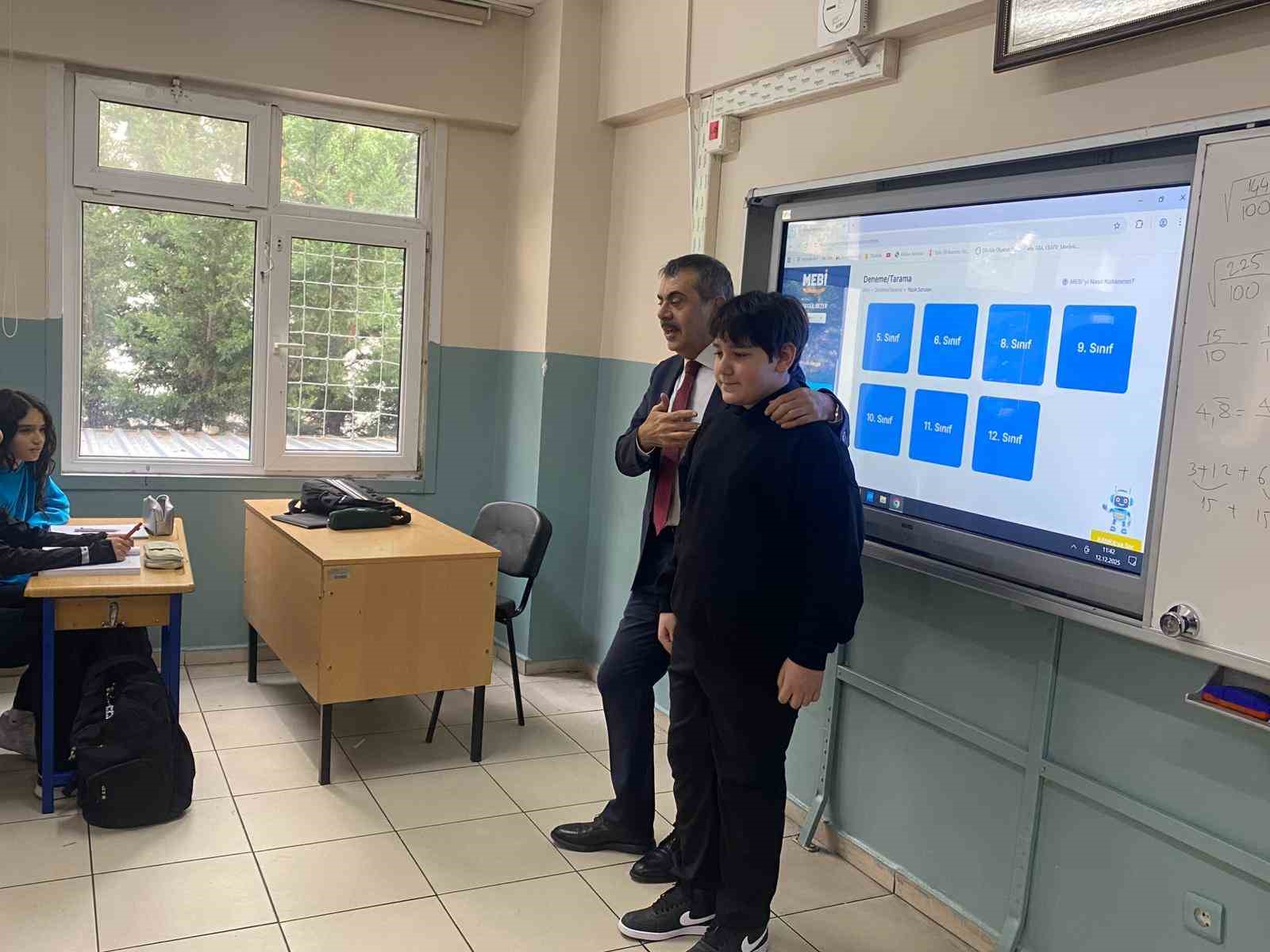 8inci sinif ogrencisinin davetine bakan tekinden surpriz ziyaret 1 wTNMGD9M