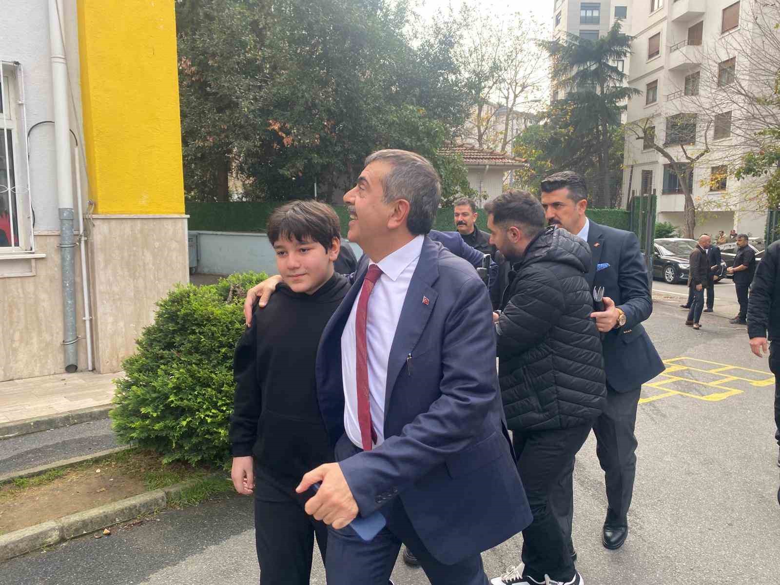 8inci sinif ogrencisinin davetine bakan tekinden surpriz ziyaret 2 zMEW15a1