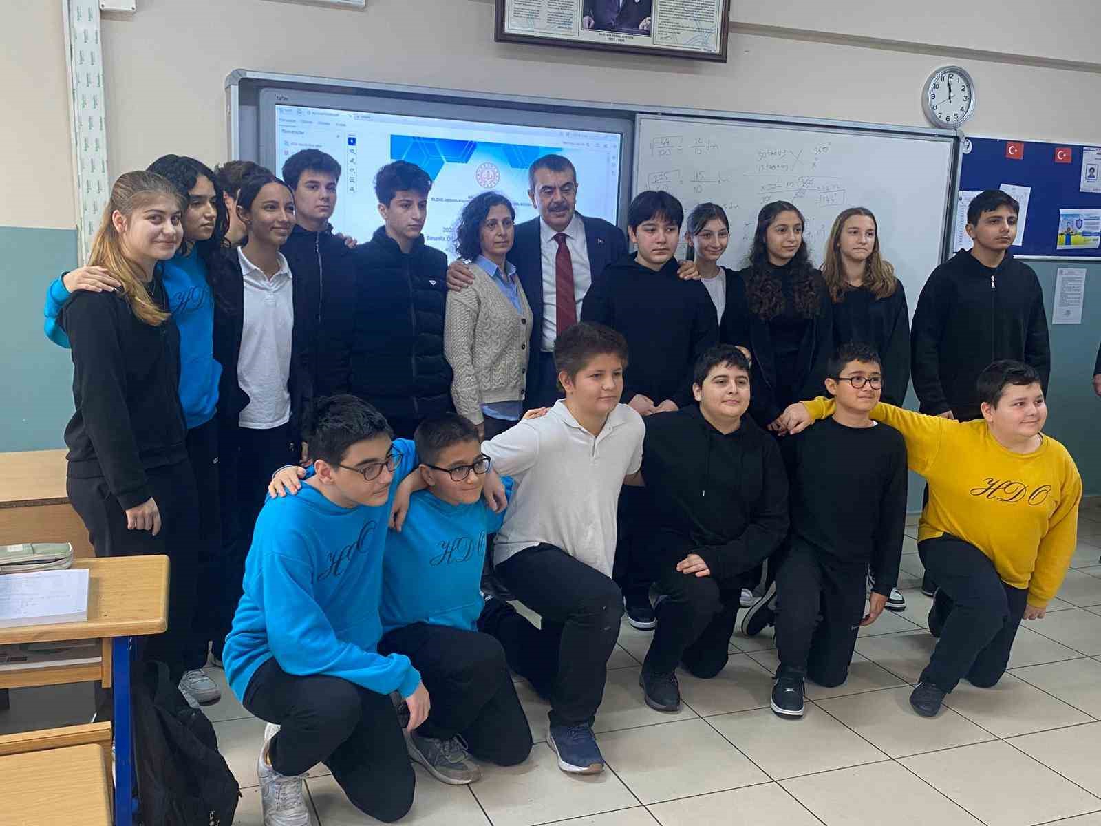 8inci sinif ogrencisinin davetine bakan tekinden surpriz ziyaret 3 tcEpOEqB