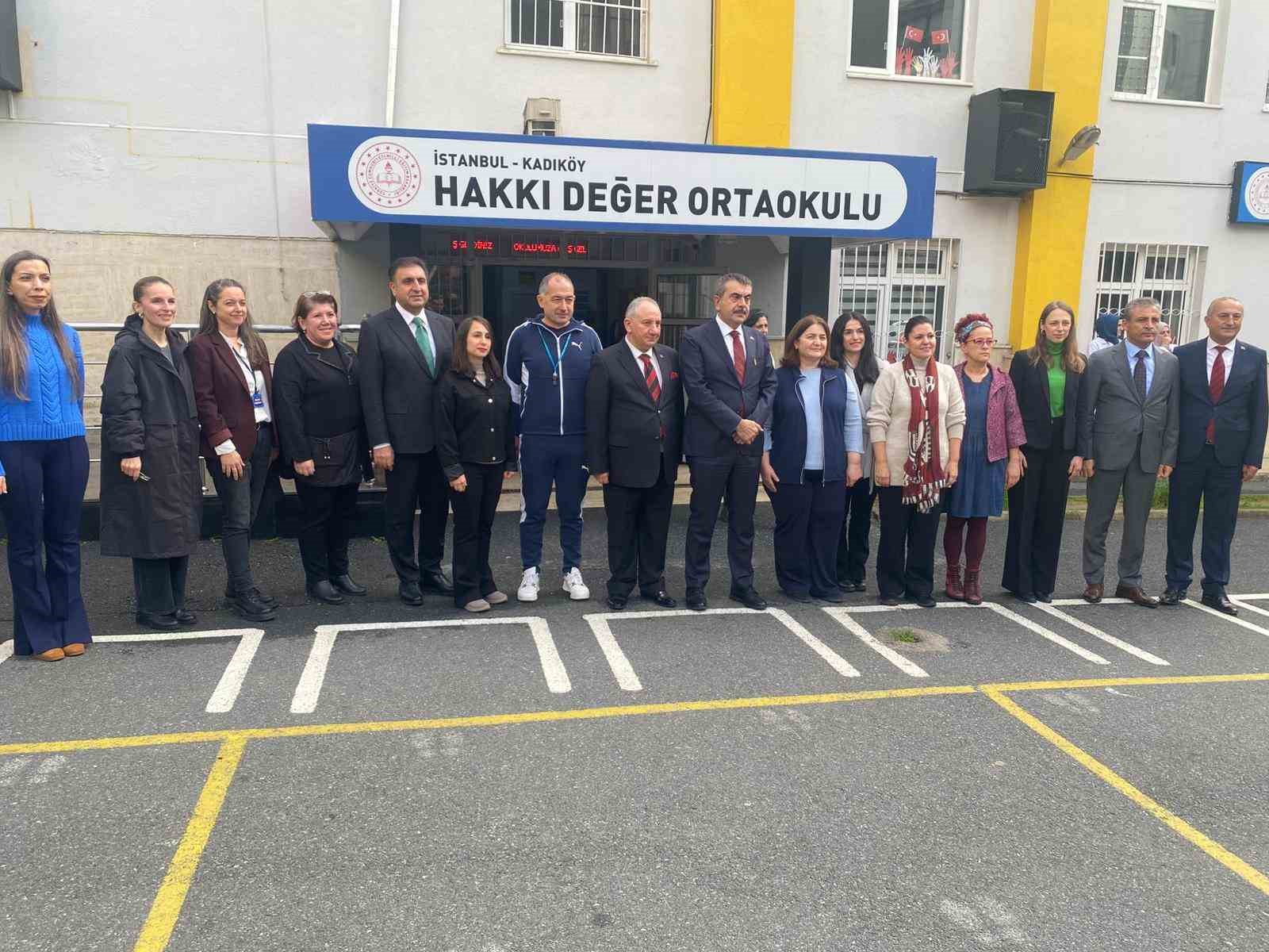 8inci sinif ogrencisinin davetine bakan tekinden surpriz ziyaret 4 3IXOW4iR