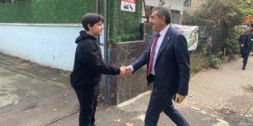 8inci-sinif-ogrencisinin-davetine-bakan-tekinden-surpriz-ziyaret-mIpc54m8.jpg