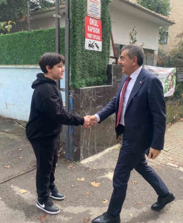 8inci-sinif-ogrencisinin-davetine-bakan-tekinden-surpriz-ziyaret-mIpc54m8.jpg