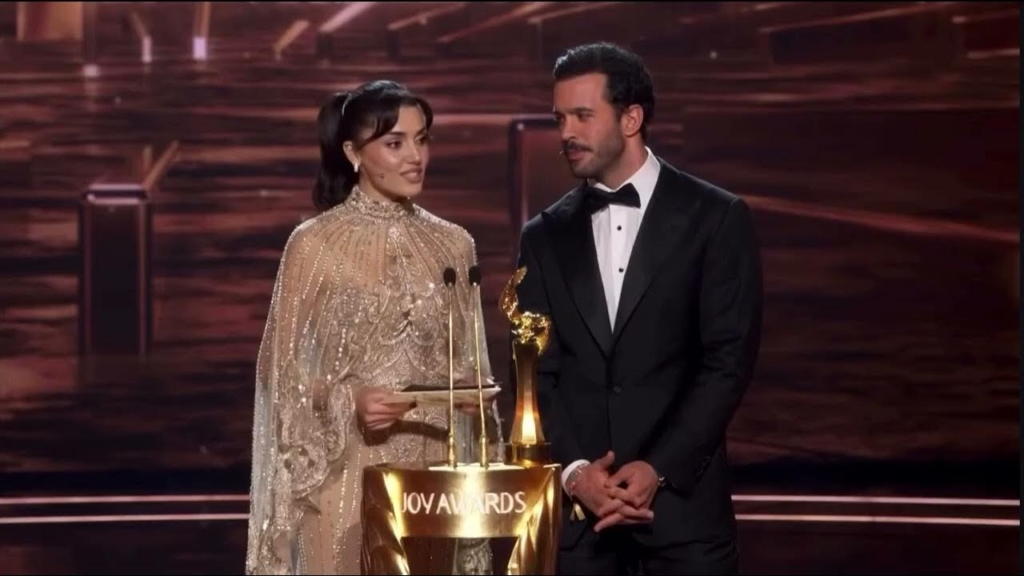 Hande Erçel riyad’daki ödül töreninde ne giydi?