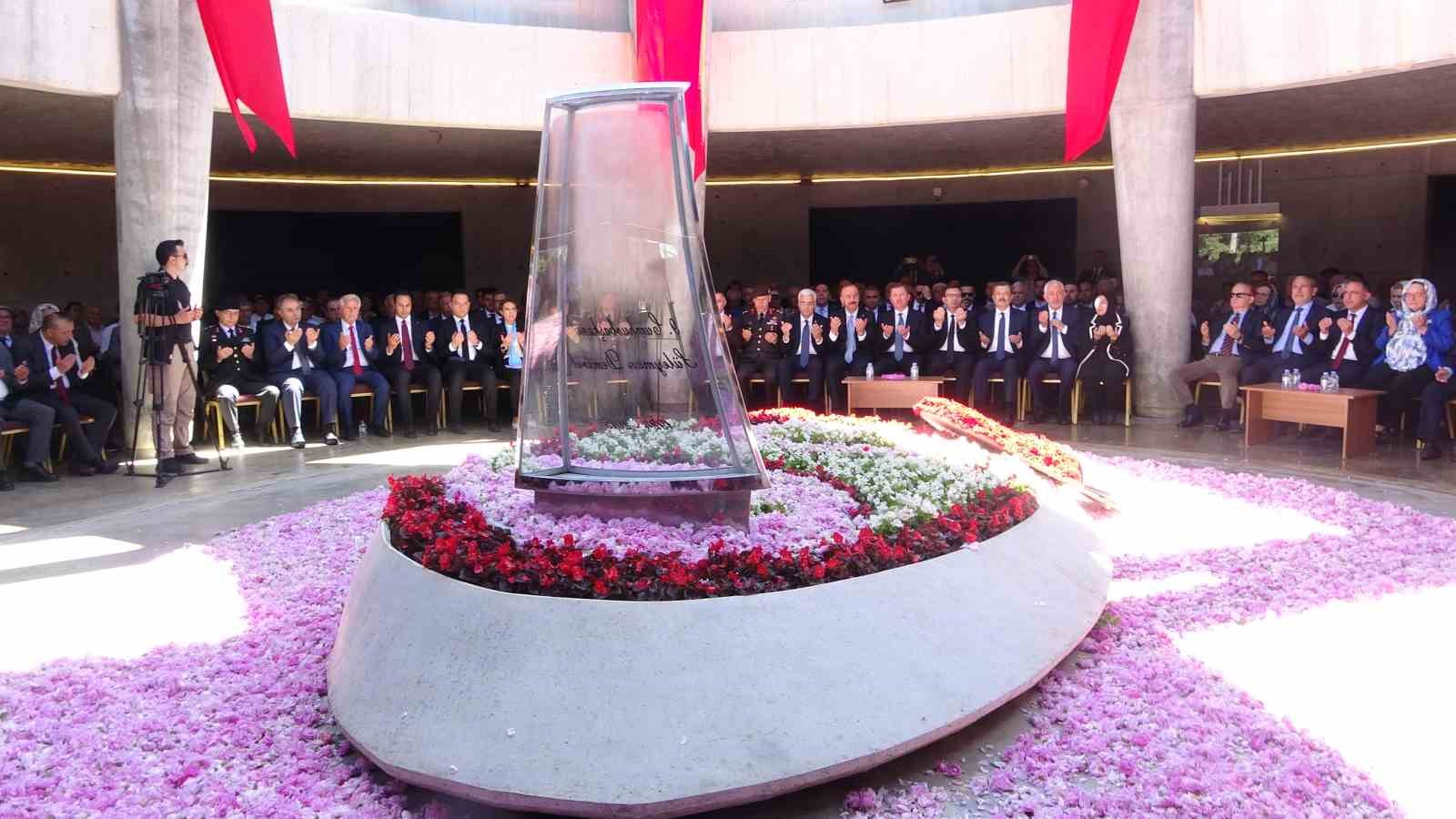 9. Cumhurbaşkanı Süleyman Demirel’in 11’inci yıl anmasına katılımın az olduğu gözlendi 5 9 cumhurbaskani suleyman demirelin 11inci yil anmasina katilimin az oldugu gozlendi 1 Ud2L6p7Q