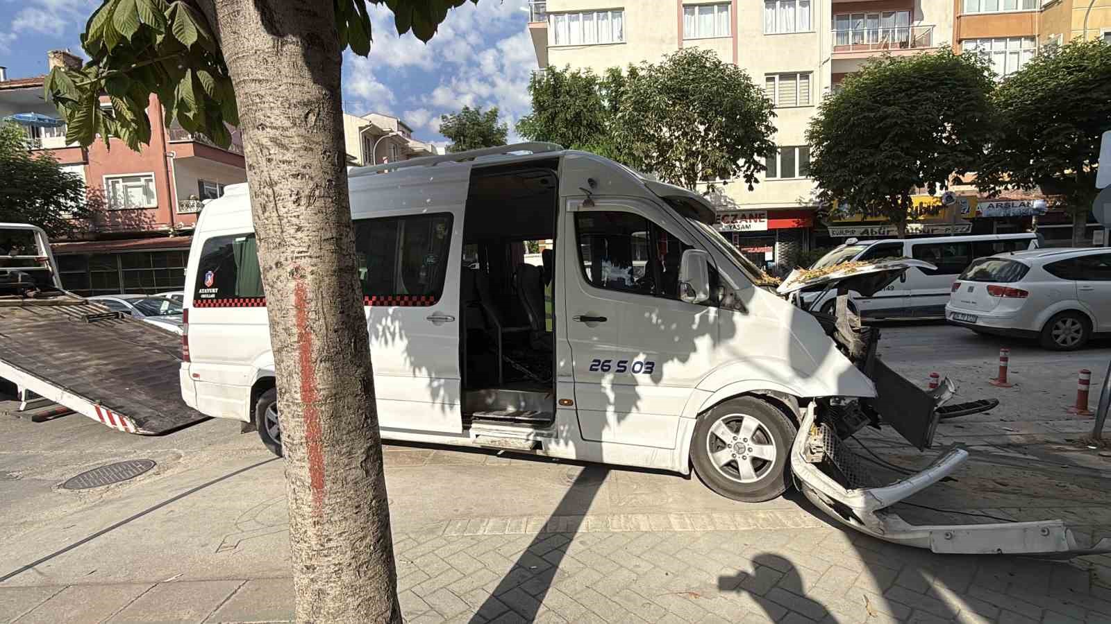 9 kisinin yaralandigi kazanin guvenlik kamerasi goruntuleri ortaya cikti 2 TlOmw57R