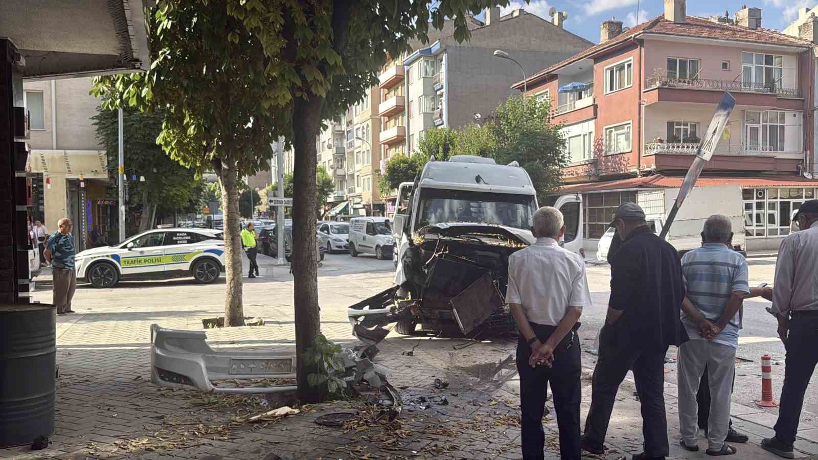 9 kisinin yaralandigi kazanin guvenlik kamerasi goruntuleri ortaya cikti 3 a1qwS4eN