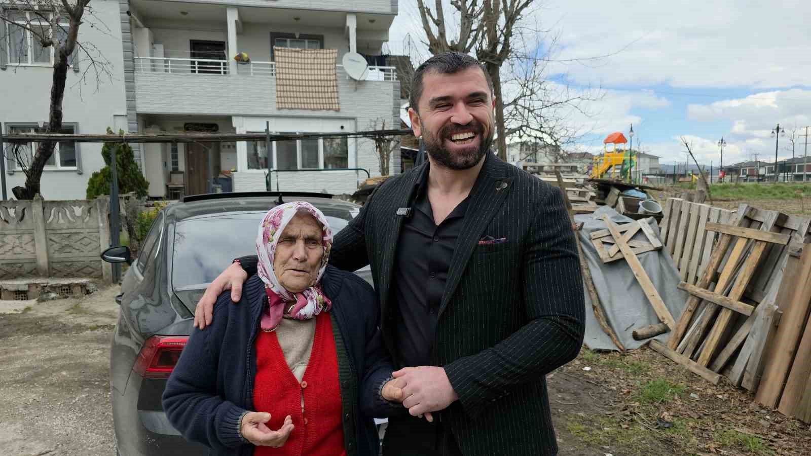 90 yasindaki ninesiyle siddete dikkat icin duzceyi dolasti 4 HH6BQuIr