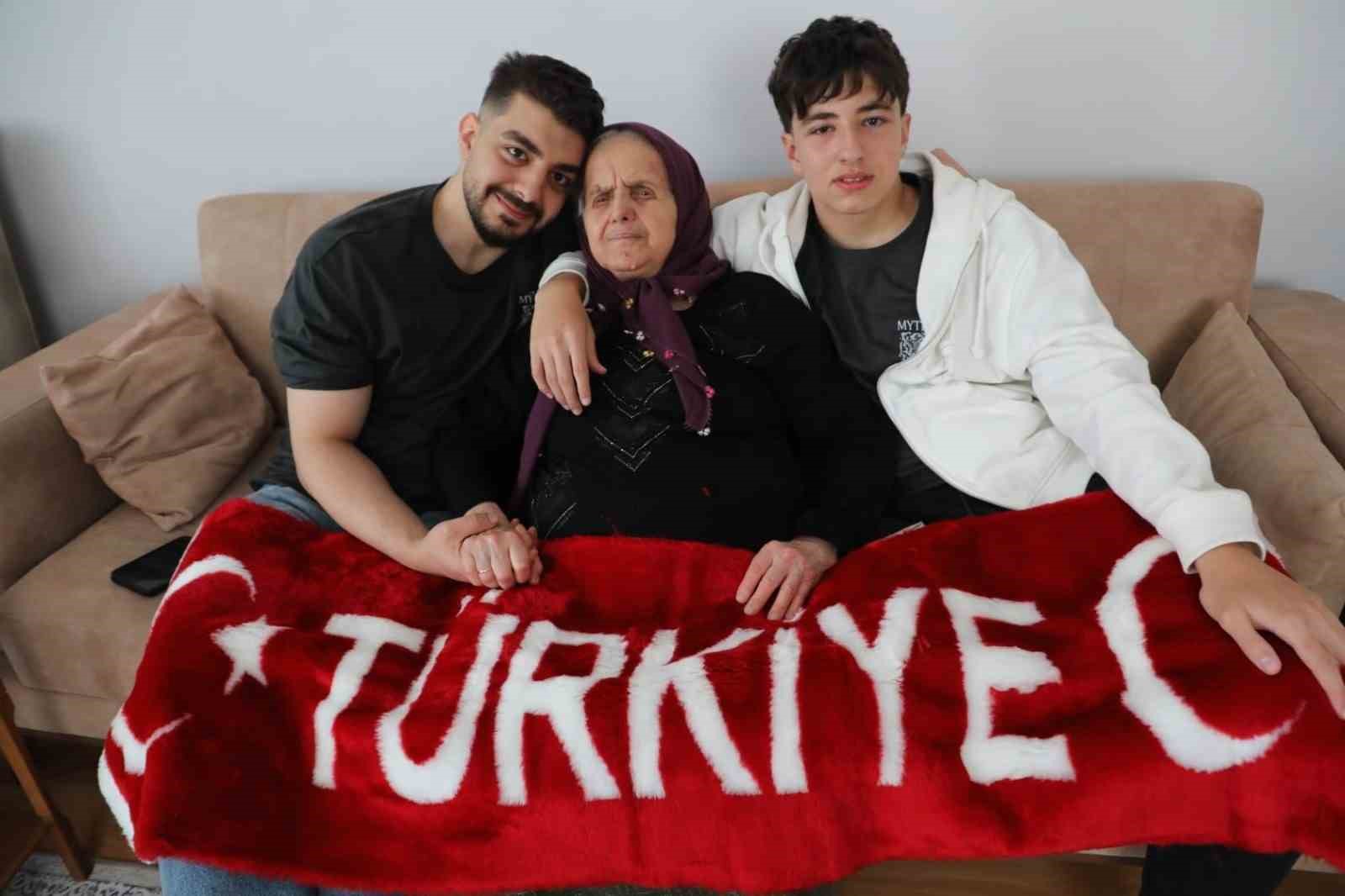 90 yasindaki sehit annesini duygulandiran hareket 3 DsiORNXl